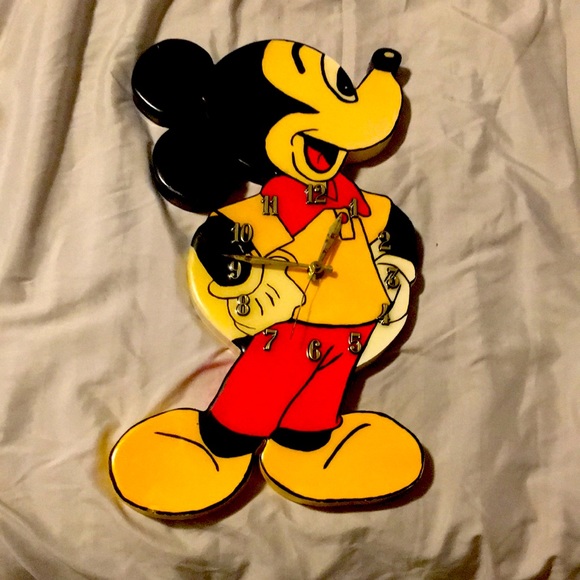 Mickey mouse shaped clock - Picture 1 of 13